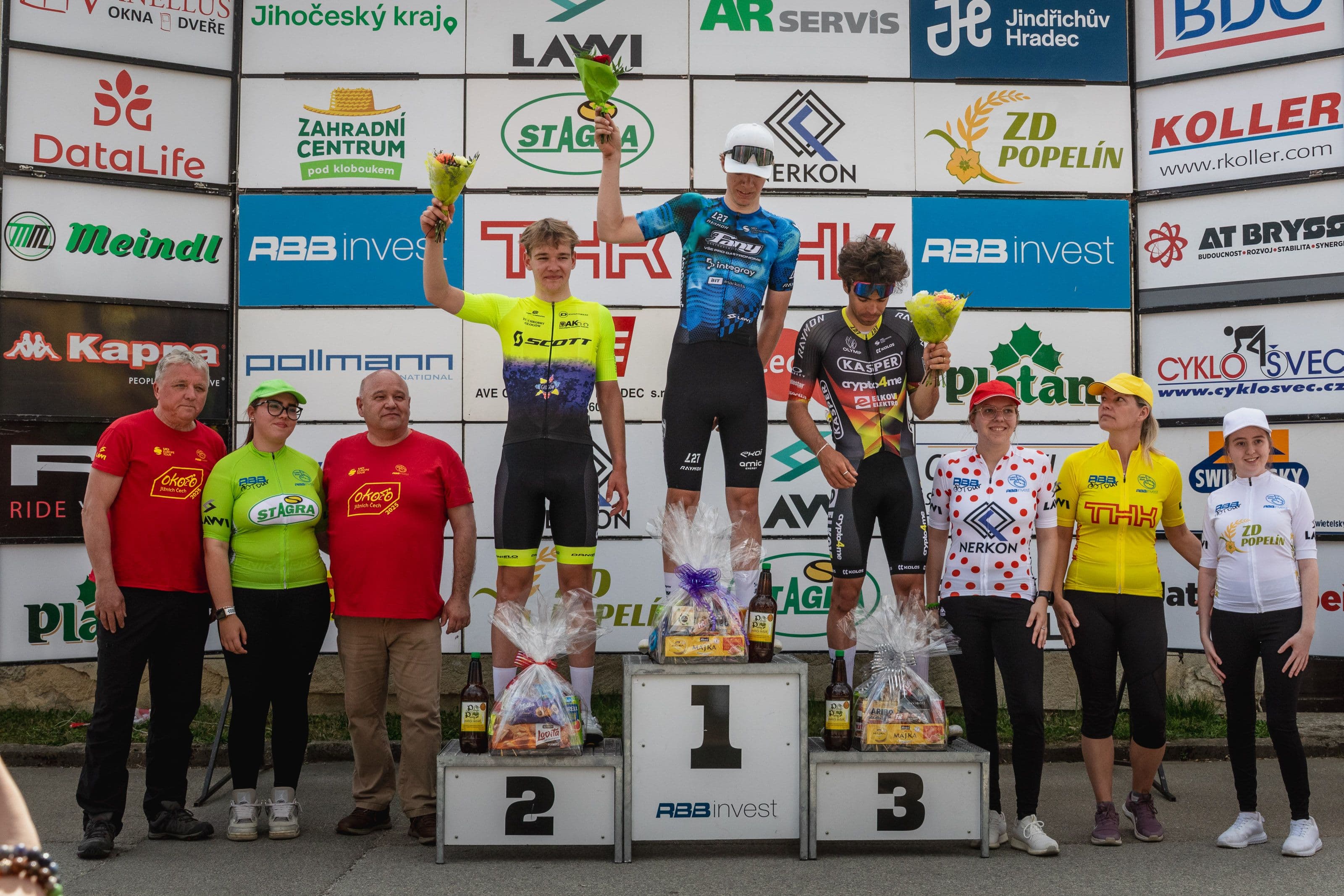 Maxmilian Kerl na stupních vítězů 2. etapy RBB Tour 2026