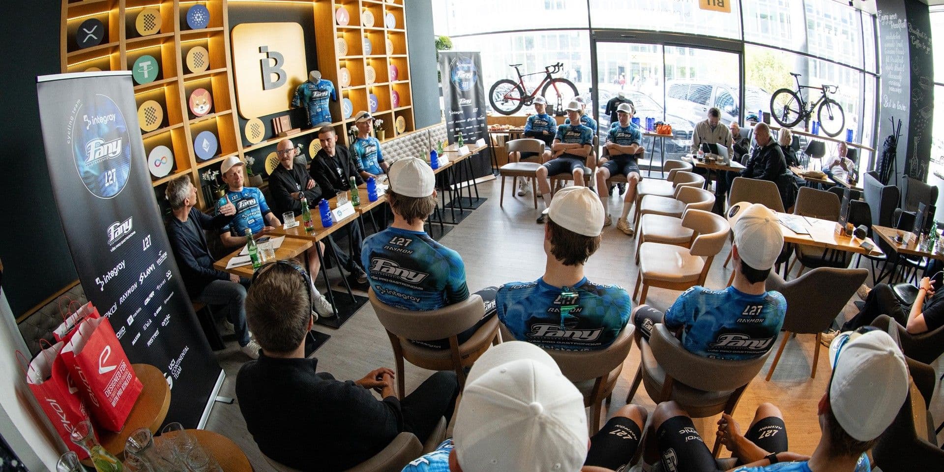 Celkový pohled na tiskovou konferenci Fany Gastro Integray L27 — závodníci, vedení týmu a hosté