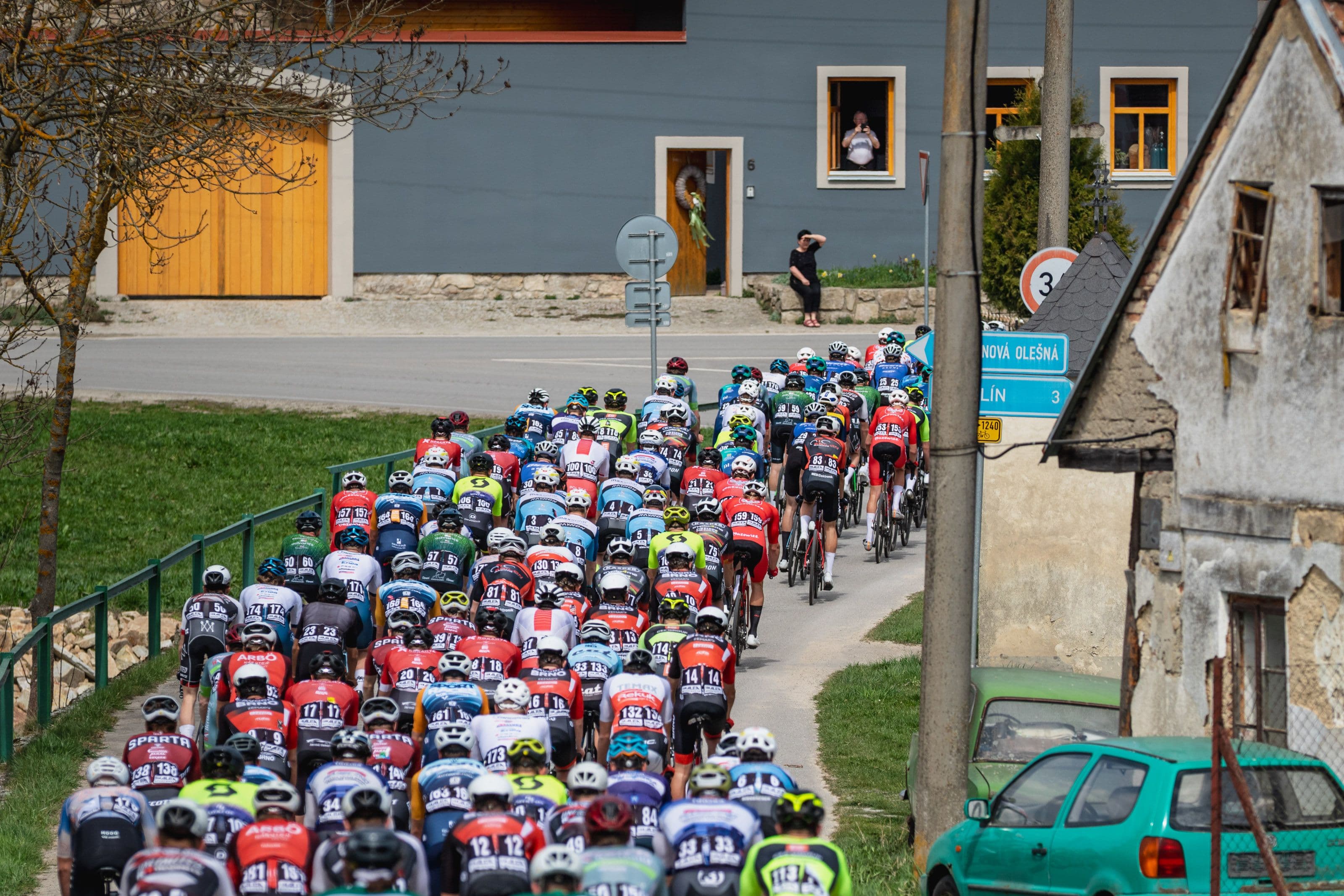 Peloton RBB Tour 2026 projíždí obcí během okruhové etapy v Popelíně