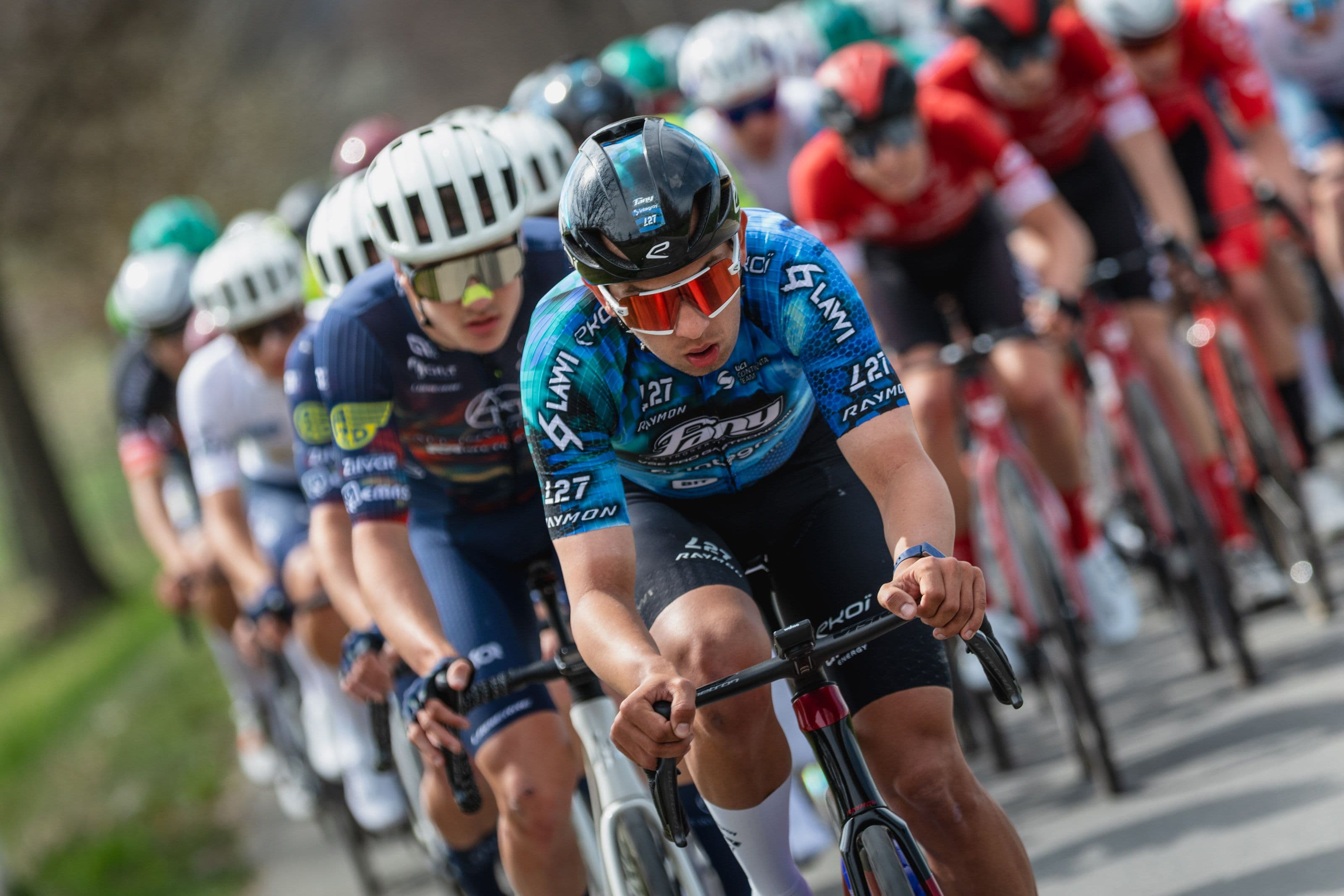 Závodník Fany Gastro Integray L27 v čele pelotonu během 2. etapy RBB Tour