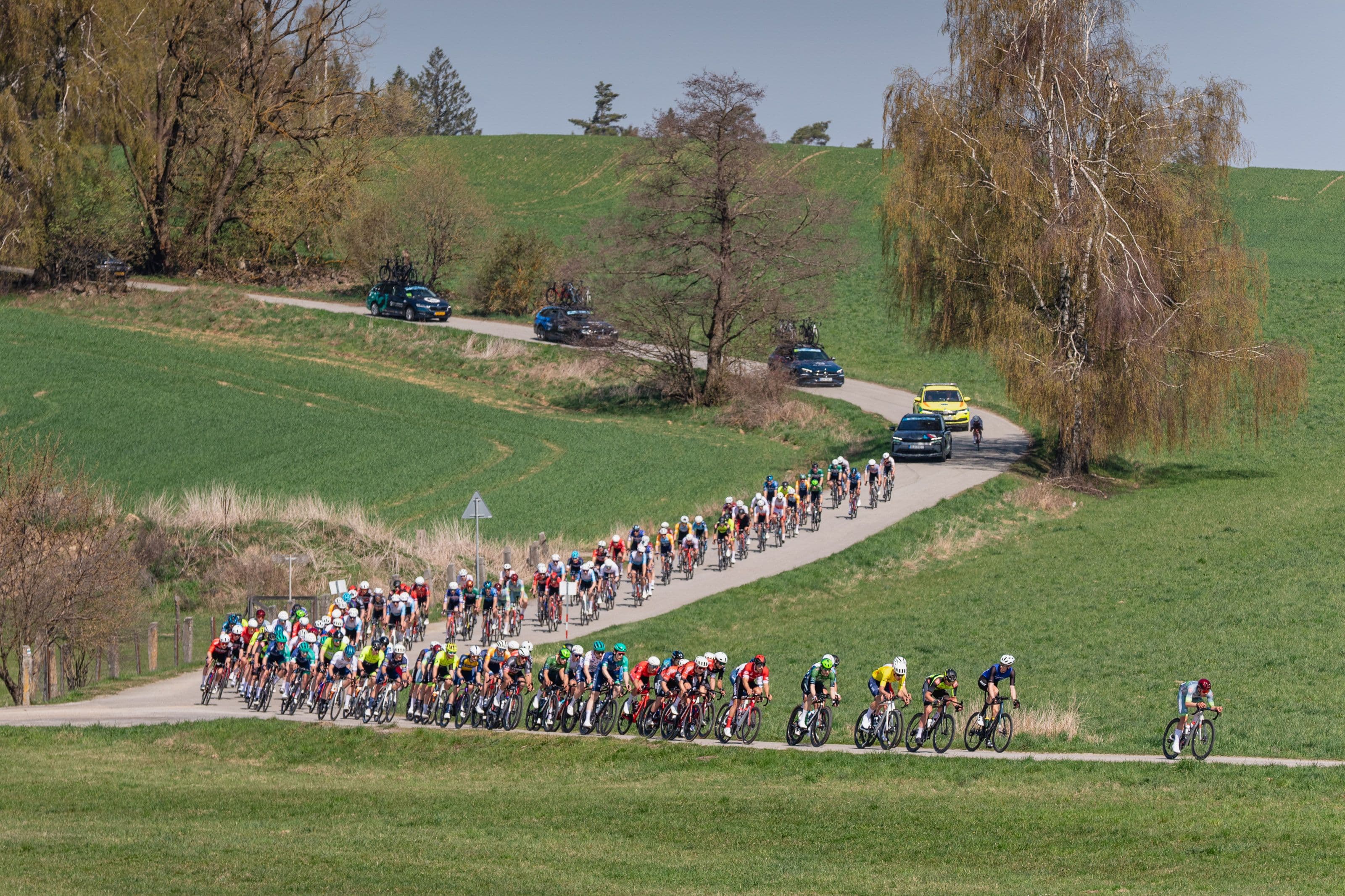 Peloton RBB Tour 2026 na jihočeské trati s výhledem do krajiny