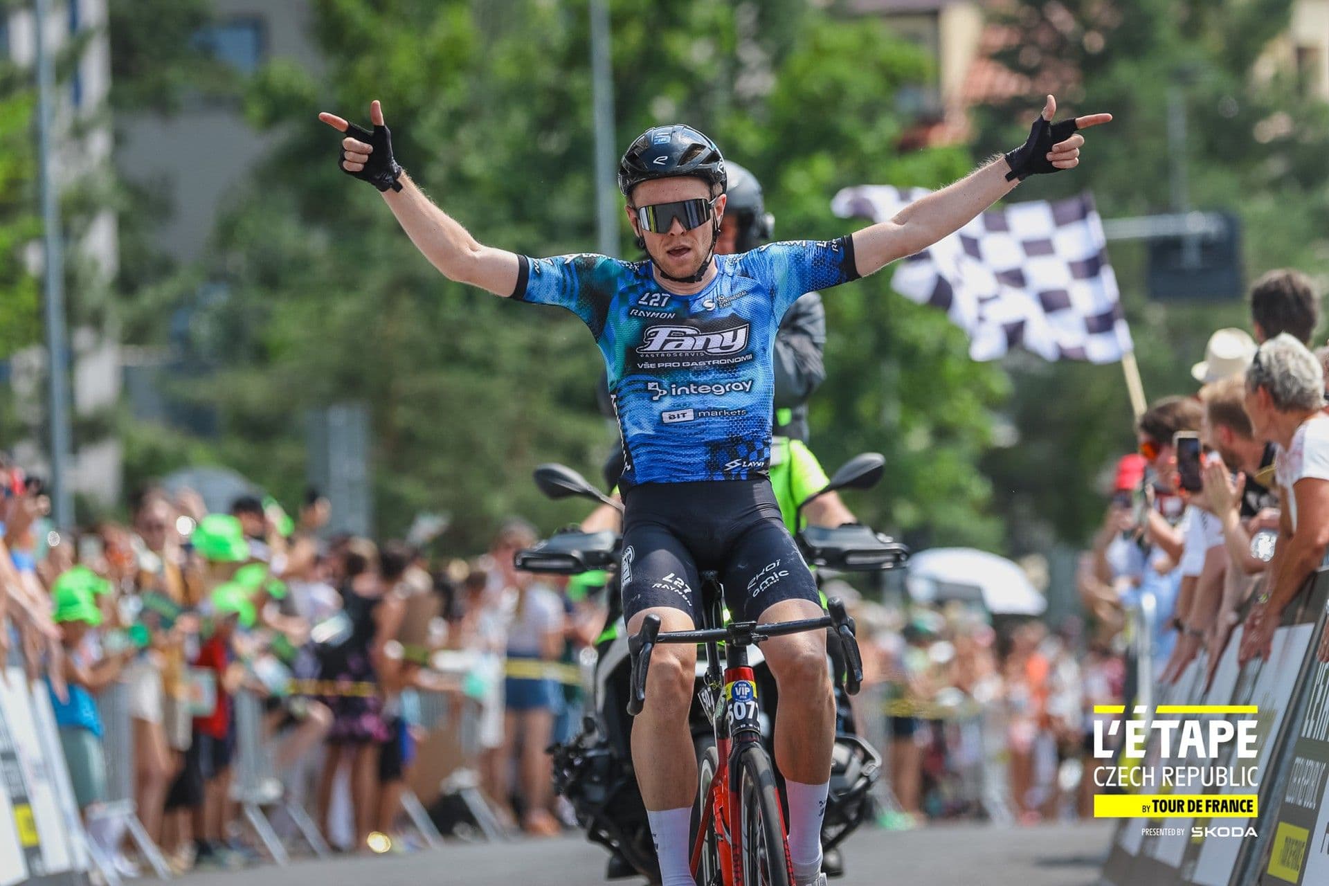 Daniel Turek zaslouženě triumfuje! V závěru utrhl Fialu a dorazil do cíle sólo.