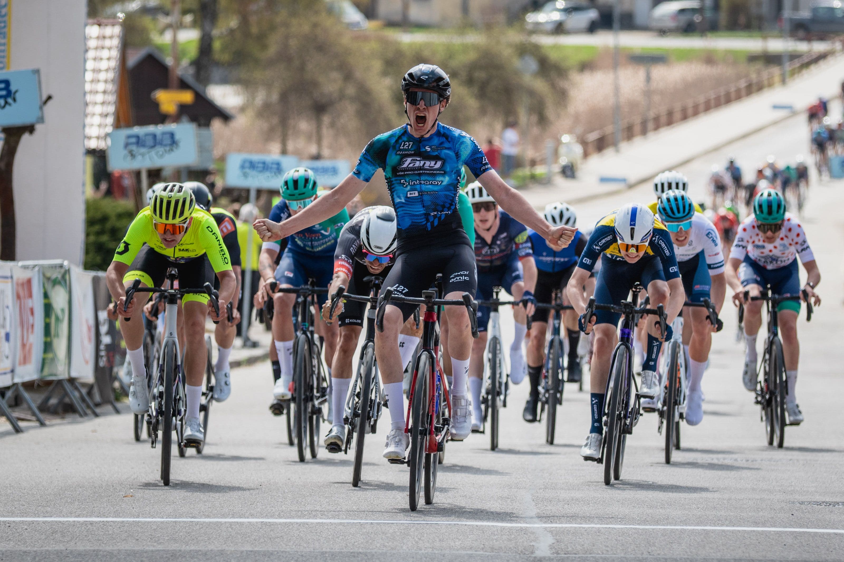 Maximilian Kerl (Fany Gastro Integray L27) slaví vítězství ve spurtu 2. etapy RBB Tour