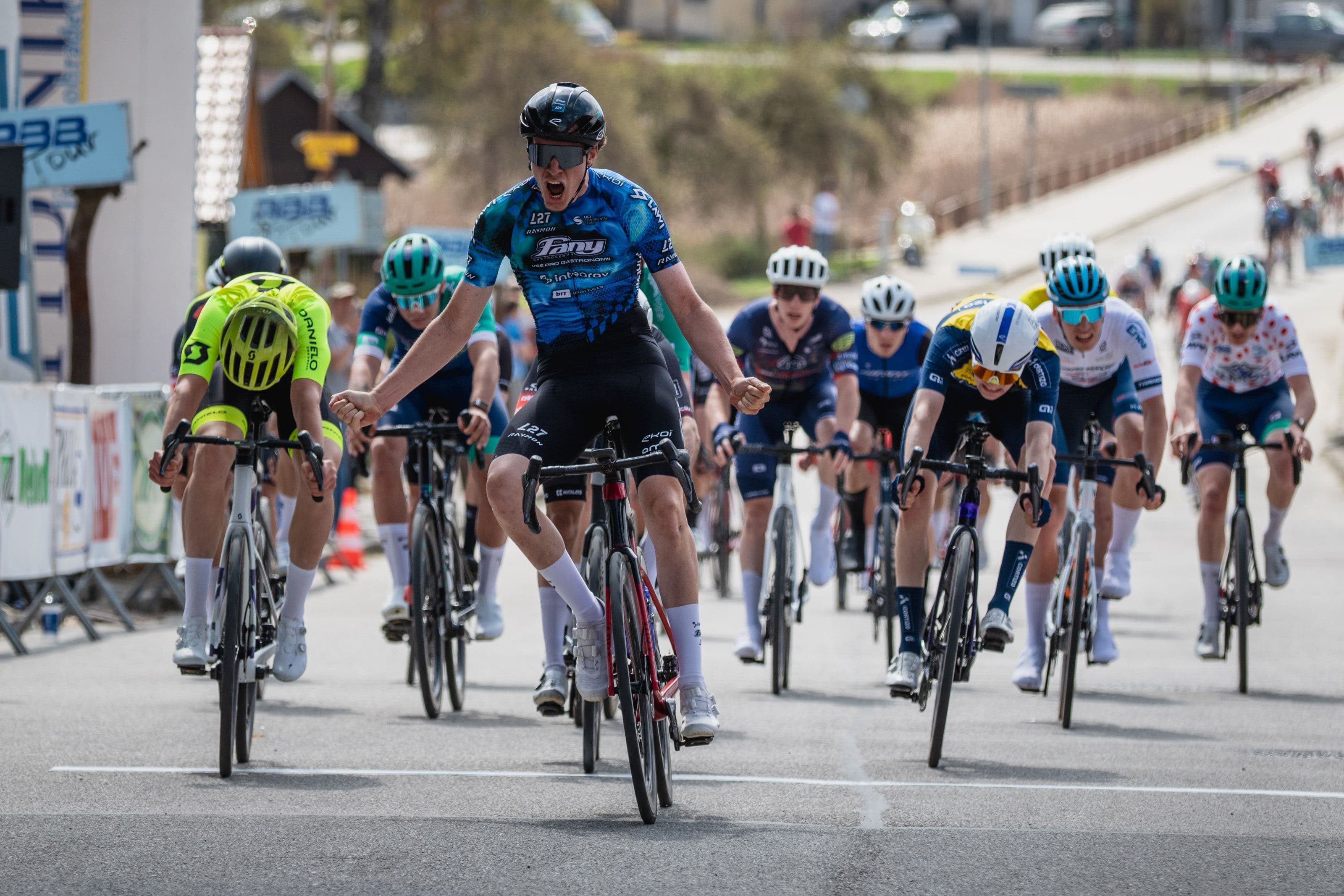 Maximilian Kerl (Fany Gastro Integray L27) slaví vítězství ve spurtu 2. etapy RBB Tour