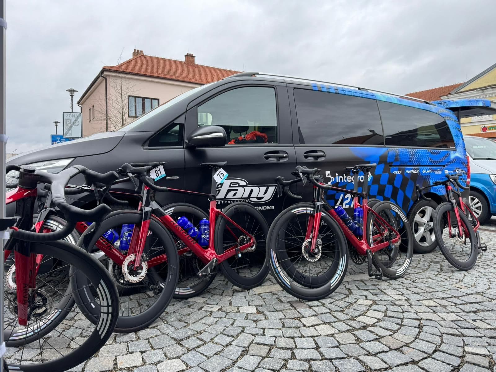 Závodní kola Raymon s čísly připravená před týmovým vozem Fany Gastro Integray L27 na startu ve Velké Bíteši