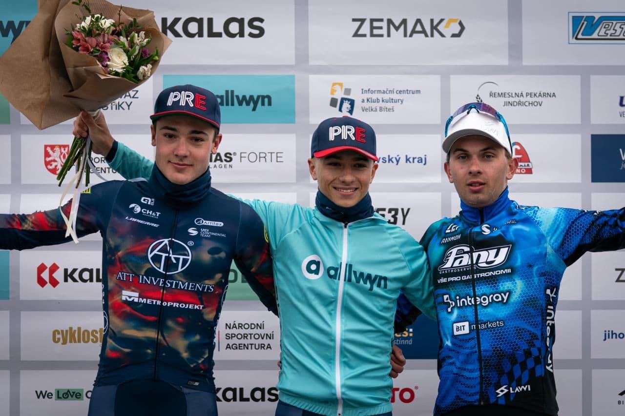 Stupně vítězů kategorie U23 — Alberto Monti (1.), Vojtěch Seidl (3., Fany Gastro Integray L27) vpravo