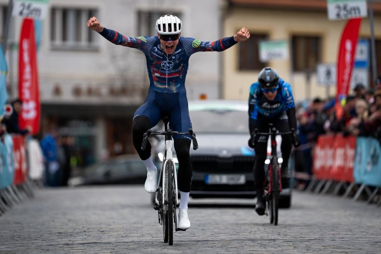 Martin Voltr (ATT Investments) slaví vítězství v cíli na Masarykově náměstí ve Velké Bíteši, za ním Daniel Turek