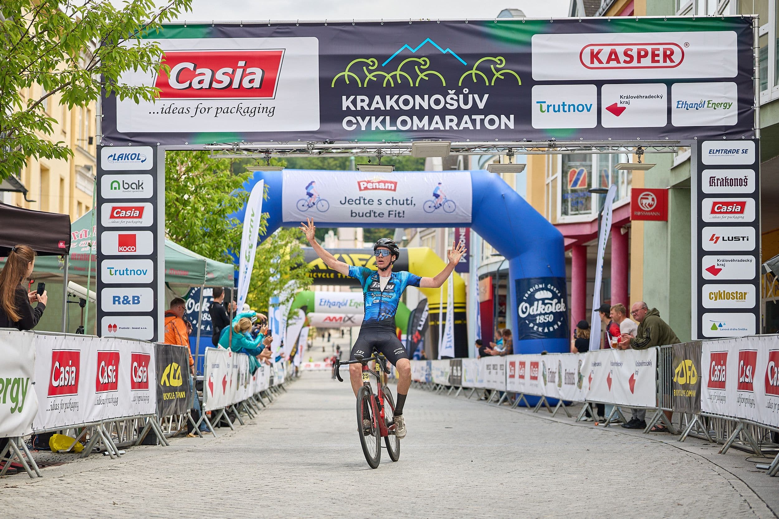 Maximilián Kerl oslavuje vítězství při průjezdu cílem